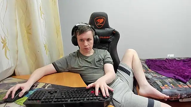 iliaskrislove online show from December 20, 6:37 pm