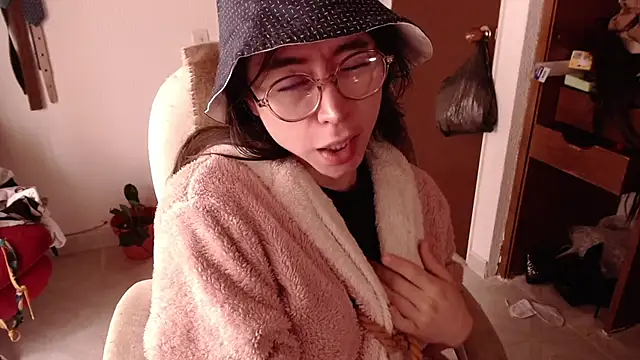 emily pearl  online show from October 28, 1:47 pm