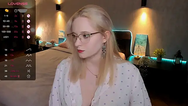 Snapshot of Aemilia_ chatting on February 14, 2:18 am Aemilia online show from February 14, 2:18 am