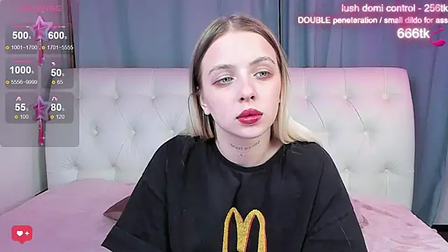 Snapshot of Alice_Halle chatting on October 14, 4:02 am Alice Halle online show from October 14, 4:02 am