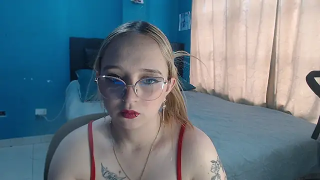 Liaroberts1 online show from October 28, 11:58 am