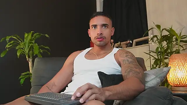 Snapshot of LincomAmith chatting on February 24, 3:48 am LincomAmith online show from February 24, 3:48 am