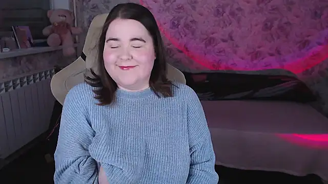 Estelle Hicks online show from April 10, 6:45 pm