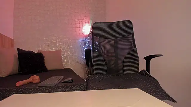 Snapshot of Bella_desi_ chatting on January 4, 3:17 pm Bella desi online show from January 4, 3:17 pm