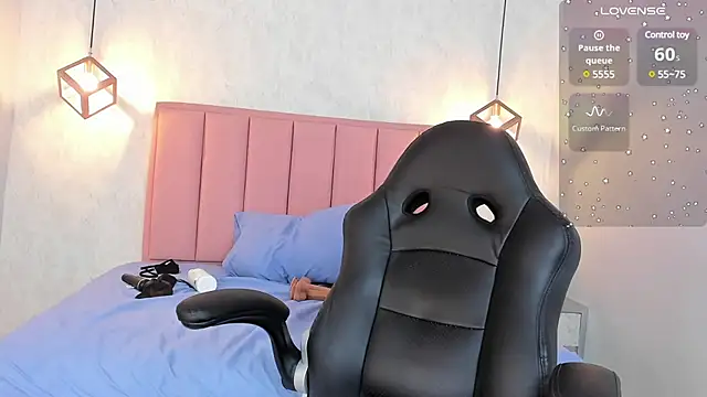 SUNNYCYRUS online show from February 12, 7:35 pm