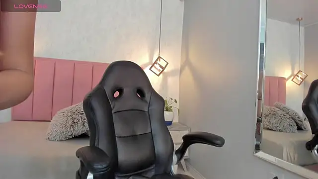 SUNNYCYRUS online show from October 7, 12:35 pm