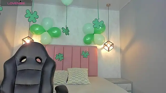 SUNNYCYRUS online show from March 17, 1:25 pm