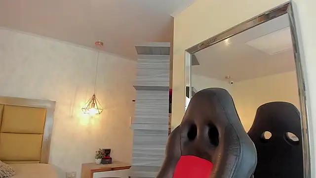 SUNNYCYRUS online show from April 18, 1:04 pm