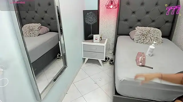 Snapshot of SUZETMONACO chatting on May 13, 7:33 pm SUZETMONACO online show from May 13, 7:33 pm