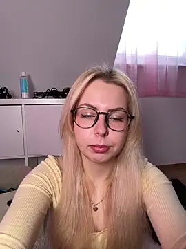 Livewithlucy online show from January 8, 11:01 am