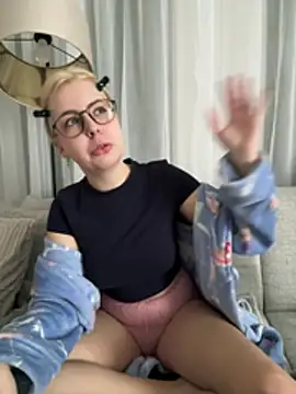 Snapshot of Livewithlucy chatting on February 6, 9:01 am Livewithlucy online show from February 6, 9:01 am