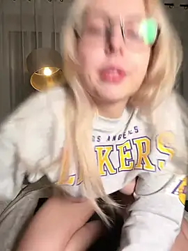 Snapshot of Livewithlucy chatting on February 9, 7:01 am Livewithlucy online show from February 9, 7:01 am