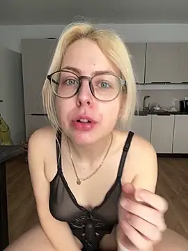 Snapshot of Livewithlucy chatting on February 19, 7:59 am Livewithlucy online show from February 19, 7:59 am