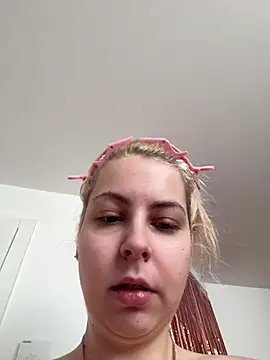 Snapshot of Livewithlucy chatting on February 27, 8:36 am Livewithlucy online show from February 27, 8:36 am