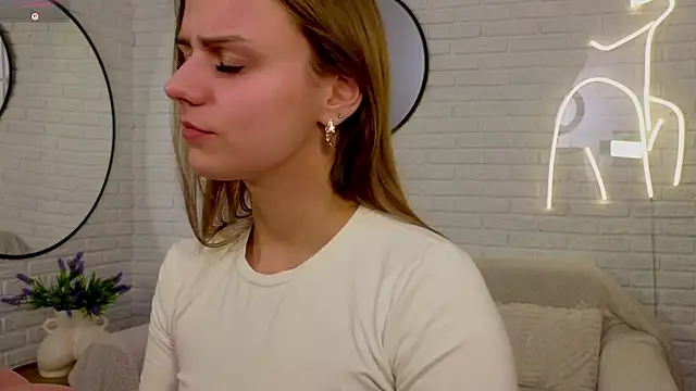 Snapshot of Wendy_D0ll chatting on February 25, 9:02 pm Wendy D0ll online show from February 25, 9:02 pm