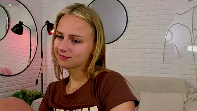 Snapshot of Wendy_D0ll chatting on March 24, 9:42 pm Wendy D0ll online show from March 24, 9:42 pm