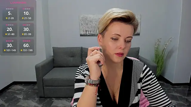 Snapshot of Julia_Wilsone chatting on December 2, 10:39 am Julia Wilsone online show from December 2, 10:39 am