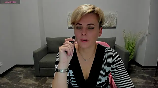Snapshot of Julia_Wilsone chatting on December 12, 5:26 pm Julia Wilsone online show from December 12, 5:26 pm