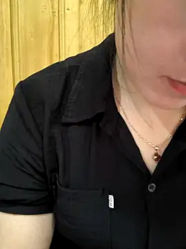 Snapshot of Sweetlove_77 chatting on October 9, 2:20 am Sweetlove 77 online show from October 9, 2:20 am