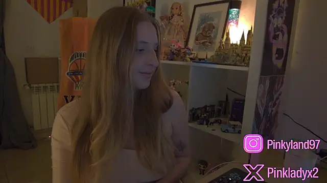 Snapshot of Pinkyladyxxx chatting on April 25, 9:23 pm Pinkyladyxxx online show from April 25, 9:23 pm