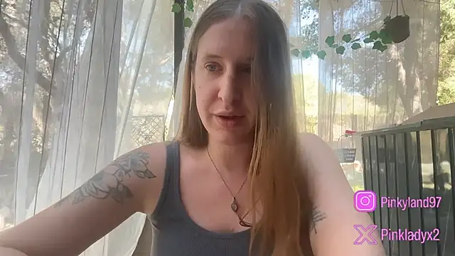 Snapshot of Pinkyladyxxx chatting on May 19, 9:59 am Pinkyladyxxx online show from May 19, 9:59 am