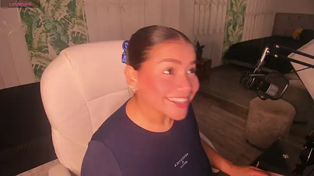 loly marce online show from April 12, 7:41 pm