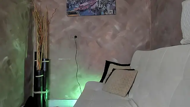 Snapshot of emma-hiill chatting on March 18, 3:31 pm emma-hiill online show from March 18, 3:31 pm