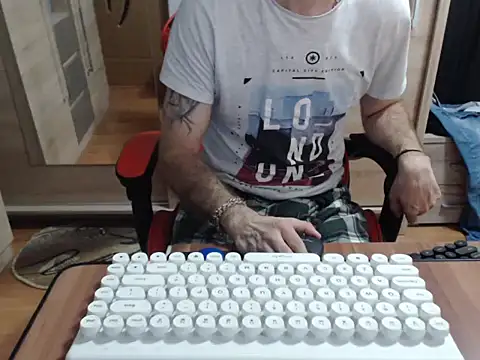 uncutguy01 online show from October 18, 4:59 am