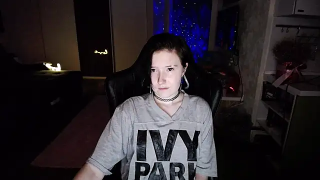 Kira Bakker online show from March 6, 10:15 pm