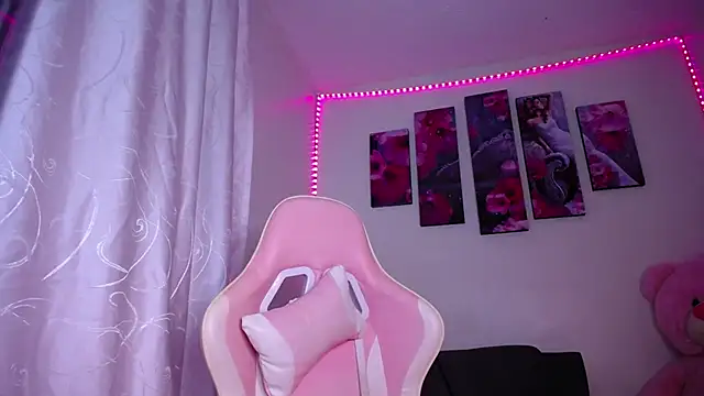 Snapshot of Alissarhys26 chatting on February 7, 1:25 am Alissarhys26 online show from February 7, 1:25 am