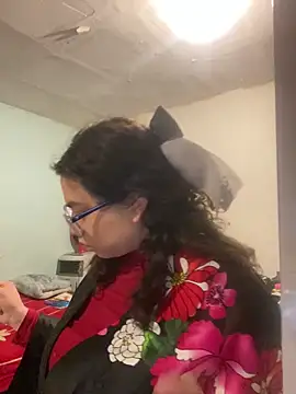 Snapshot of Lucrecia_33 chatting on February 5, 1:10 am Lucrecia 33 online show from February 5, 1:10 am