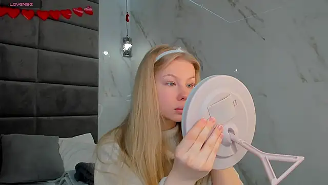 Sarra Cooper online show from March 5, 1:10 am