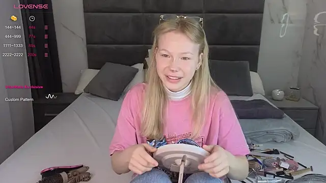 Sarra Cooper online show from March 15, 1:08 am