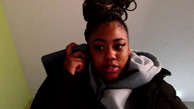 Snapshot of BriannaBrave chatting on December 9, 1:40 am BriannaBrave online show from December 9, 1:40 am