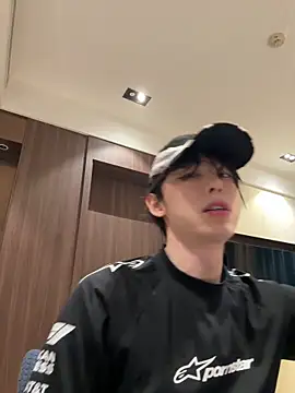 Snapshot of 1a1a1alll chatting on February 21, 12:39 pm 1a1a1alll online show from February 21, 12:39 pm