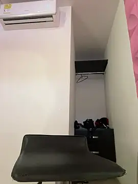 Snapshot of loly-yandere chatting on March 6, 8:48 pm loly-yandere online show from March 6, 8:48 pm