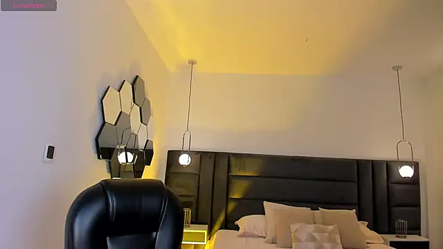 Snapshot of VictoriaMilan_ chatting on December 12, 7:37 pm VictoriaMilan online show from December 12, 7:37 pm