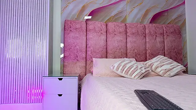 kendal rossi online show from February 3, 11:59 am