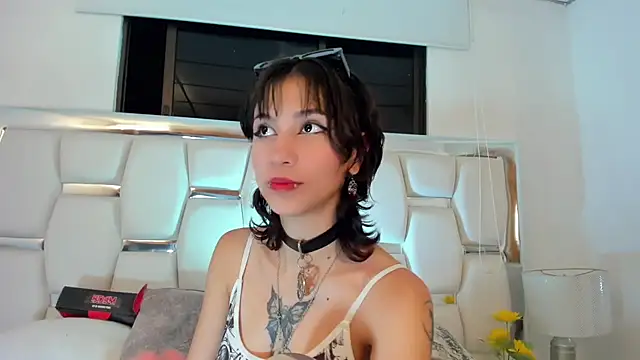 Snapshot of Naomi-Haruno chatting on February 6, 8:18 am Naomi-Haruno online show from February 6, 8:18 am