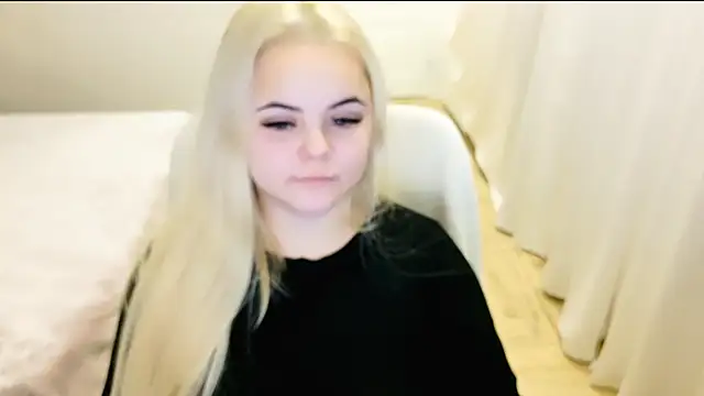 Snapshot of lovely-eyes chatting on December 8, 8:47 pm lovely-eyes online show from December 8, 8:47 pm