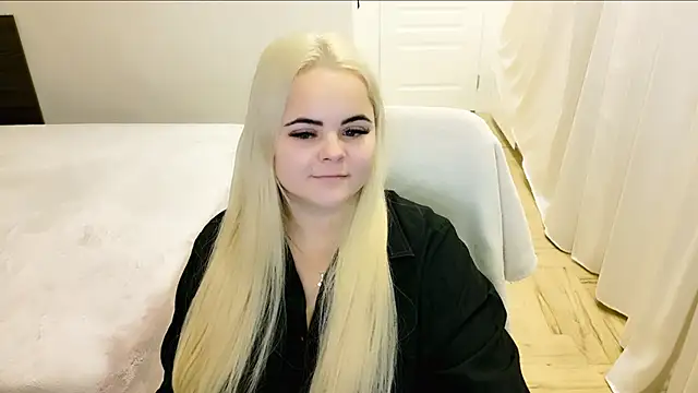 Snapshot of lovely-eyes chatting on December 12, 1:32 am lovely-eyes online show from December 12, 1:32 am