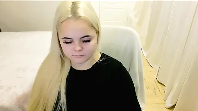 Snapshot of lovely-eyes chatting on December 18, 10:24 pm lovely-eyes online show from December 18, 10:24 pm