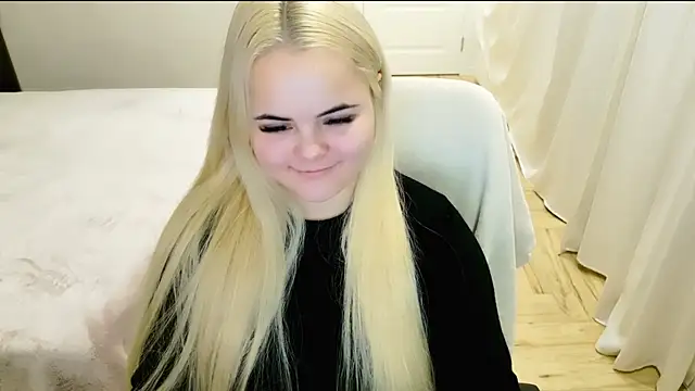 Snapshot of lovely-eyes chatting on December 19, 8:13 pm lovely-eyes online show from December 19, 8:13 pm