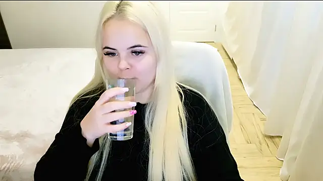 Snapshot of lovely-eyes chatting on December 21, 6:30 am lovely-eyes online show from December 21, 6:30 am