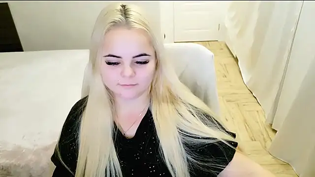 Snapshot of lovely-eyes chatting on December 26, 12:57 am lovely-eyes online show from December 26, 12:57 am