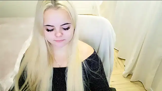 Snapshot of lovely-eyes chatting on December 30, 10:12 pm lovely-eyes online show from December 30, 10:12 pm