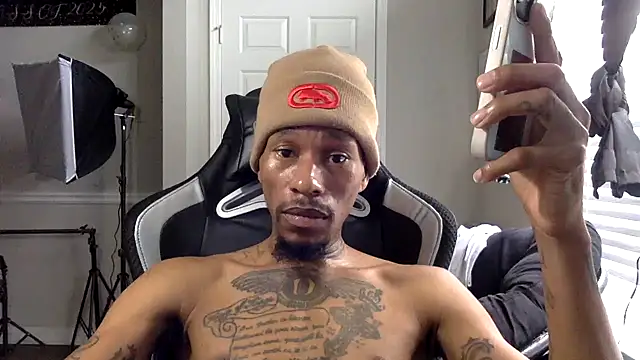 Snapshot of KingDerRico chatting on February 5, 6:34 pm KingDerRico online show from February 5, 6:34 pm