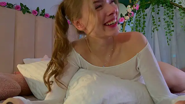 Snapshot of Eva_Natsumi chatting on December 8, 11:35 am Eva Natsumi online show from December 8, 11:35 am