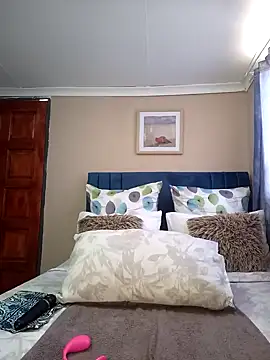 Queen-Chocolate online show from January 31, 7:18 am