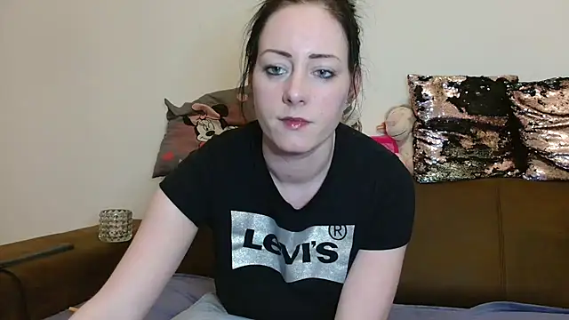 Snapshot of Jasmin-White chatting on February 13, 10:11 pm Jasmin-White online show from February 13, 10:11 pm